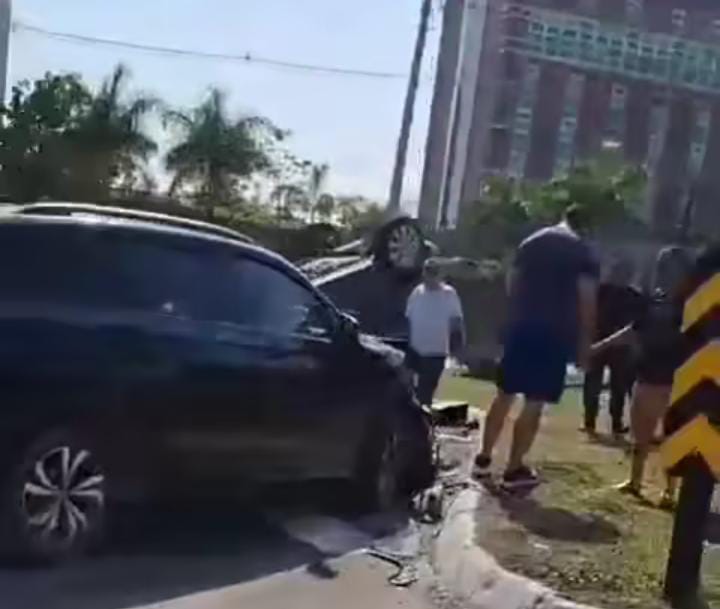 Acidente termina com capotamento em frente ao Corpo de Bombeiros